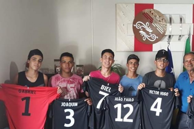 Entrega de uniformes para a equipe sub-15 .