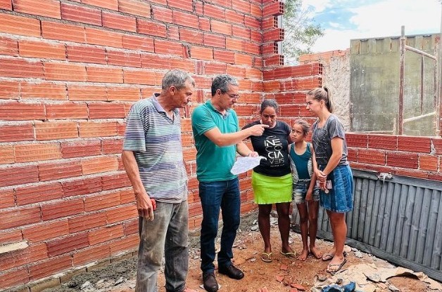 Aqueles que trabalham em obras, constroem e inspecionam obras!