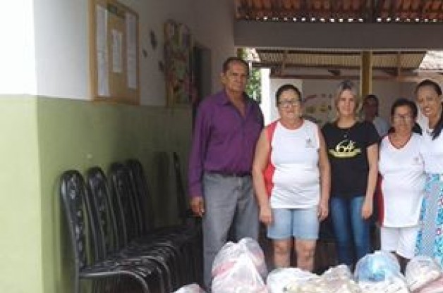 Entrega de alimentos arrecadados no Show do Di Paulo e Paulino !